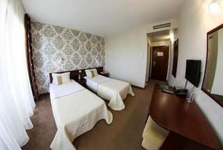 Курортные отели Hotel Spa Terma Ягода Двухместный номер с 2 отдельными кроватями и собственной ванной комнатой-11
